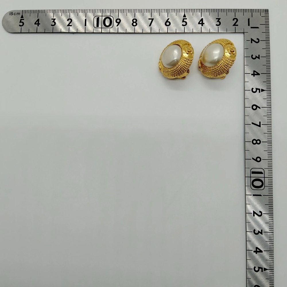 Chanel Faux Pearl clip on vintage earrings - Picture 8 of 9